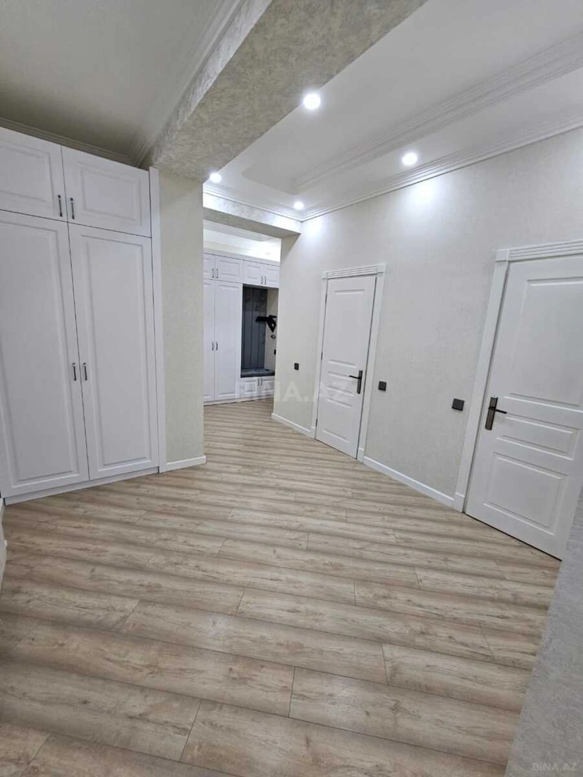 Satılır 3 otaqlı mənzil 128 m²
