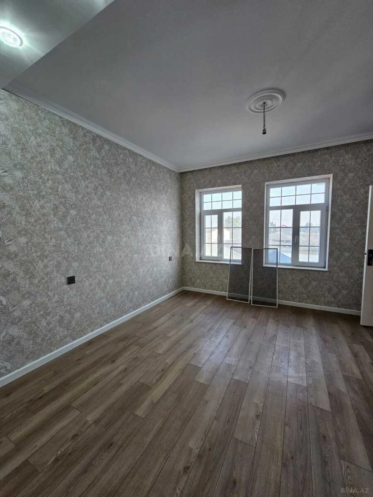 Satılır 5 otaqlı həyət evi 220 m²