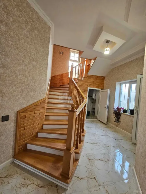 Satılır 5 otaqlı həyət evi 220 m²