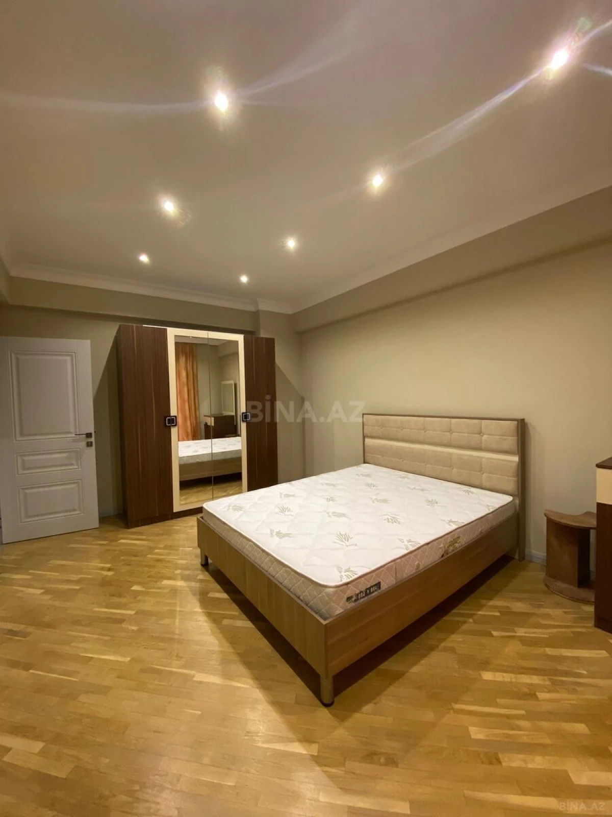 Kirayə verilir 3 otaqlı mənzil 145 m²