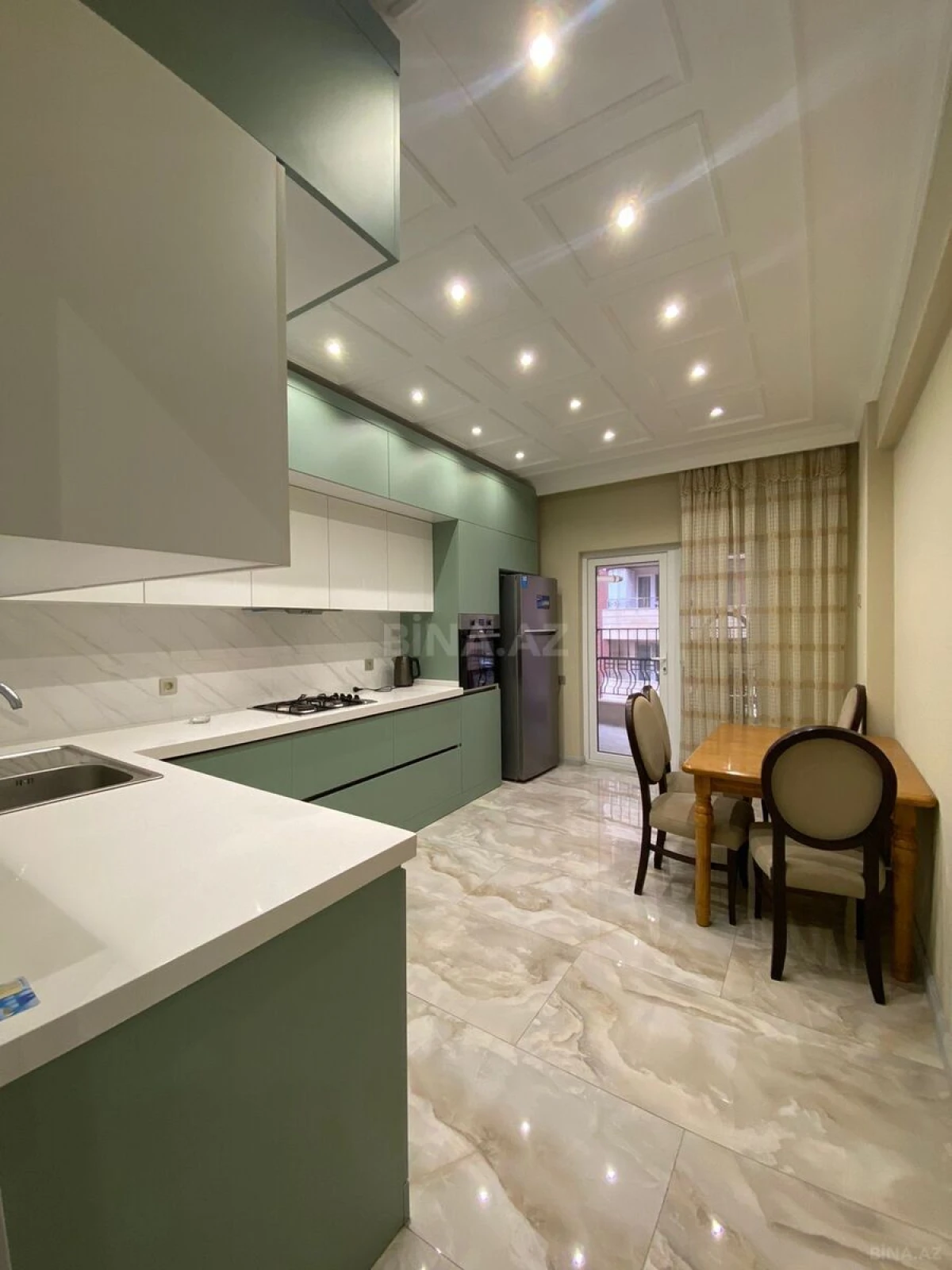 Kirayə verilir 3 otaqlı mənzil 145 m²