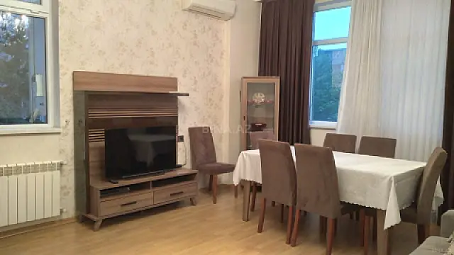 Kirayə verilir 2 otaqlı mənzil 80 m²