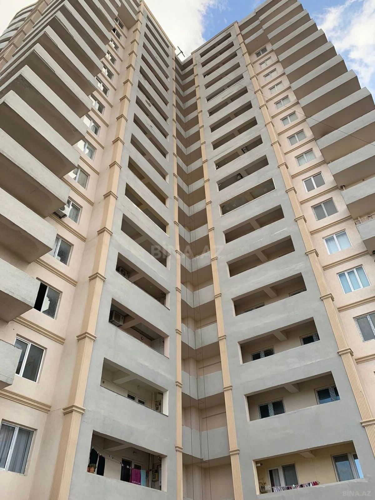 Satılır 3 otaqlı mənzil 121 m²