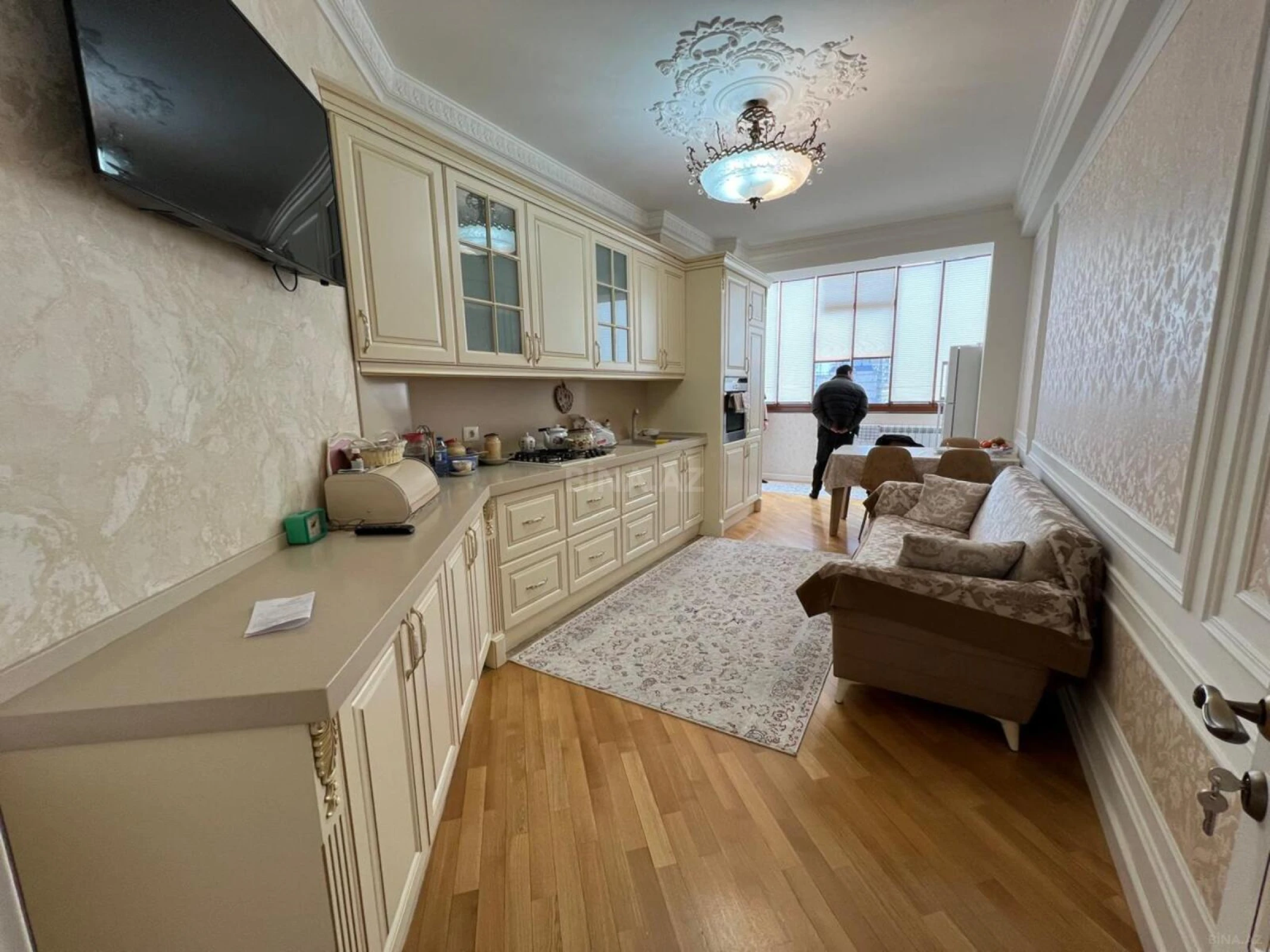 Satılır 4 otaqlı mənzil 200 m²