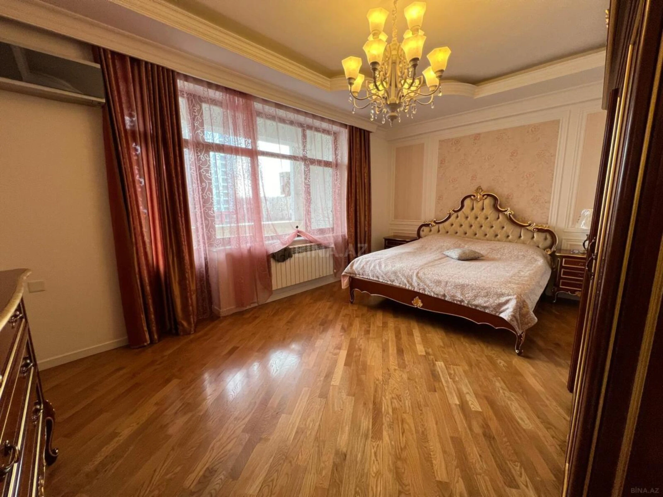 Satılır 4 otaqlı mənzil 200 m²