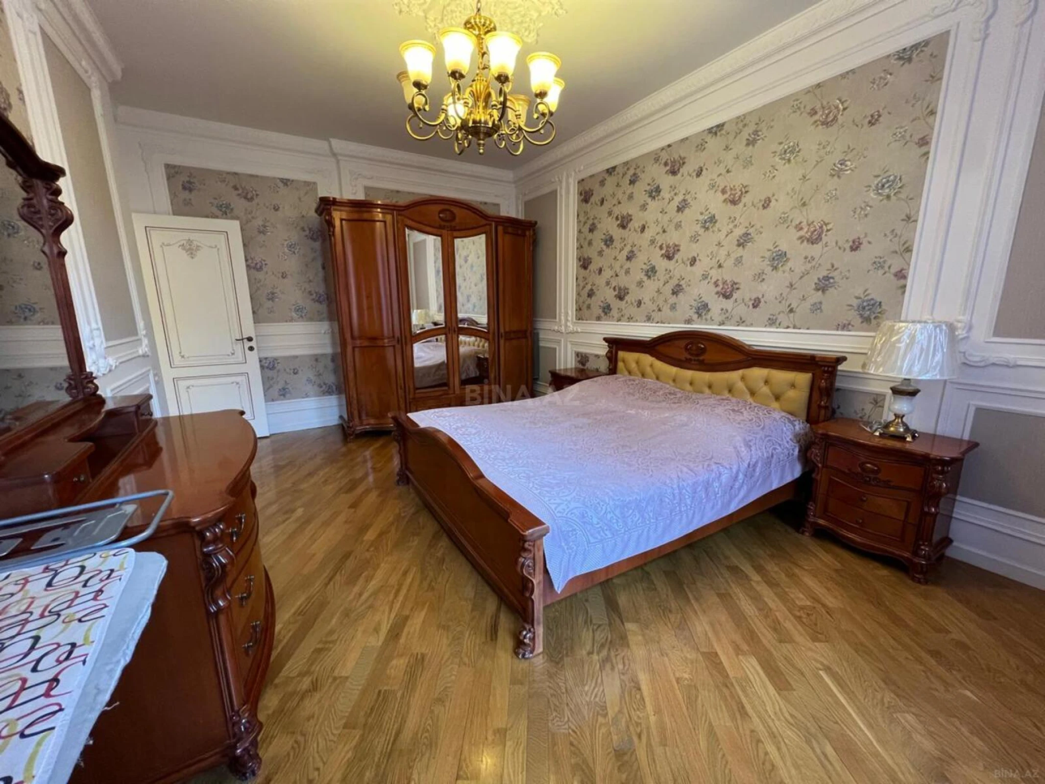 Satılır 4 otaqlı mənzil 200 m²