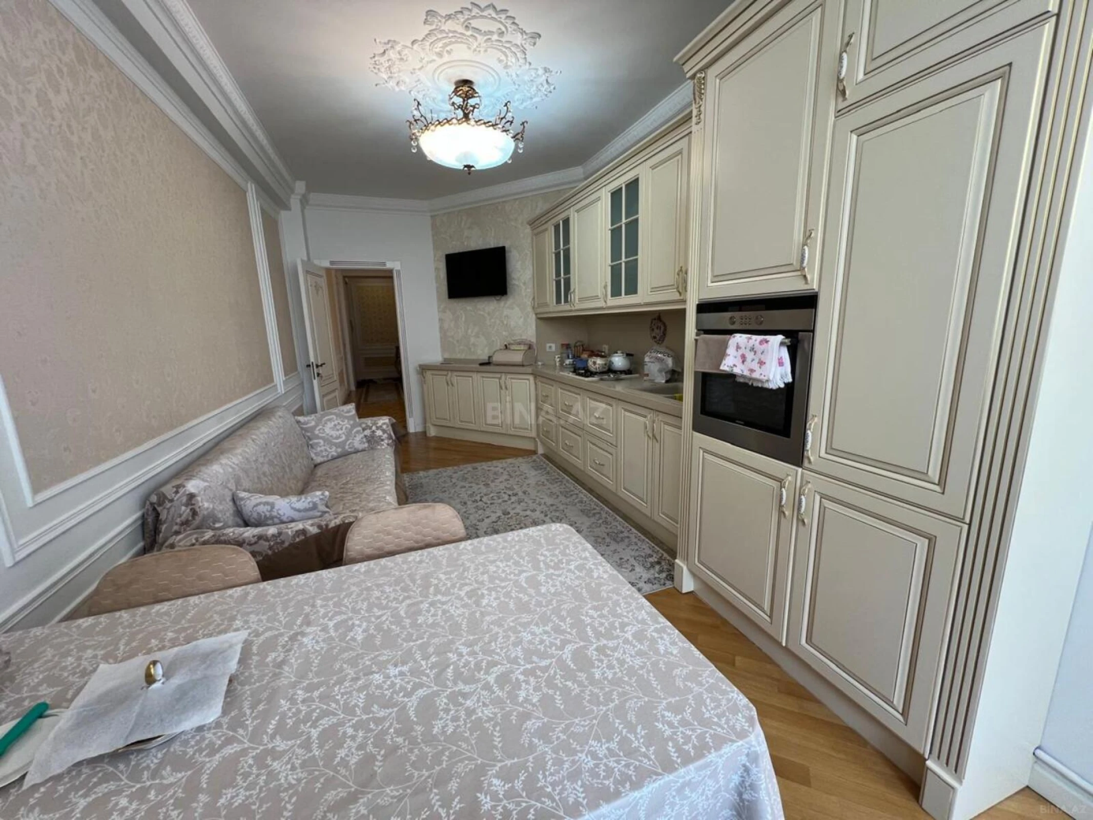 Satılır 4 otaqlı mənzil 200 m²