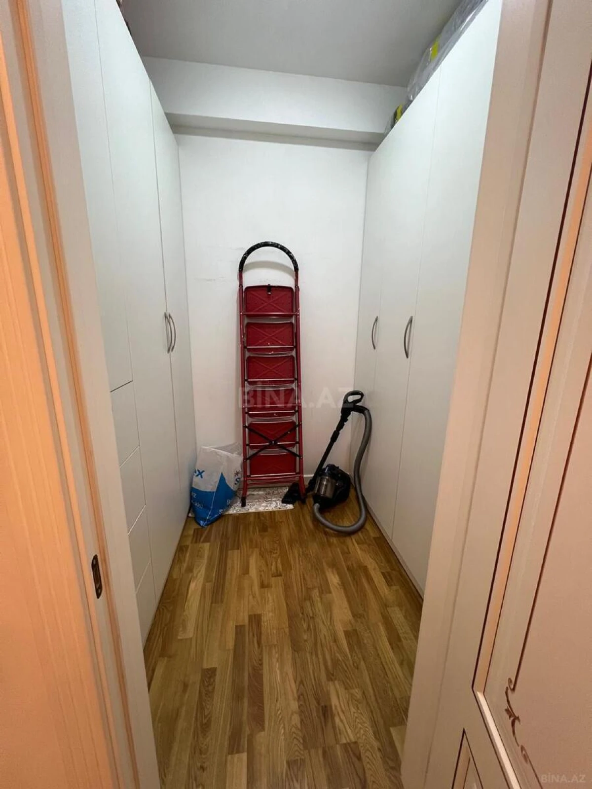 Satılır 4 otaqlı mənzil 200 m²