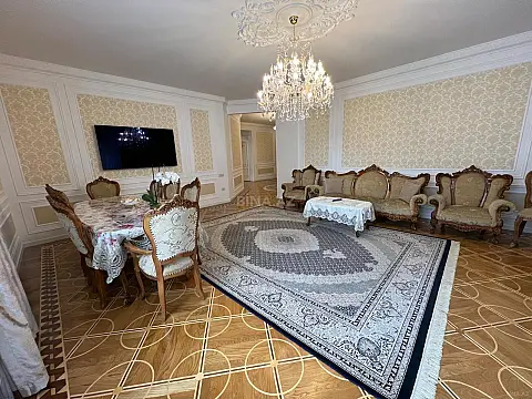 Satılır 4 otaqlı mənzil 200 m²