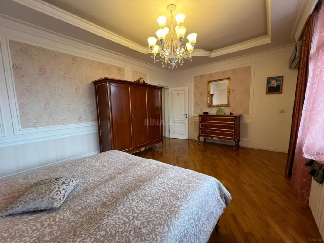 Satılır 4 otaqlı mənzil 200 m²