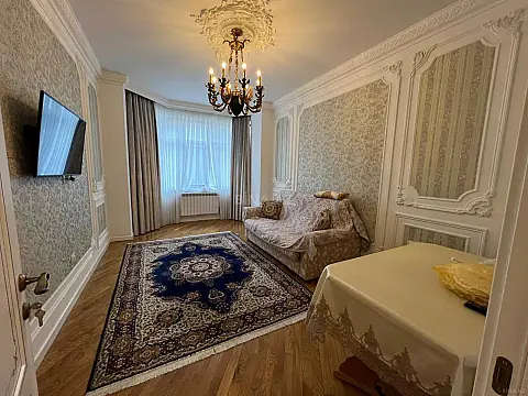 Satılır 4 otaqlı mənzil 200 m²