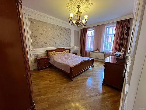 Satılır 4 otaqlı mənzil 200 m²