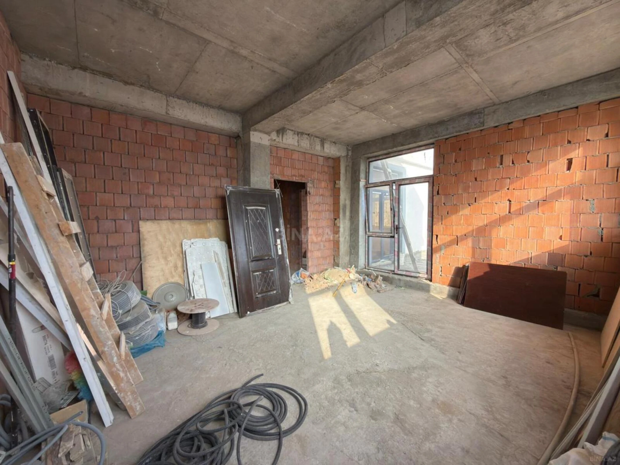 Satılır 3 otaqlı mənzil 122 m²