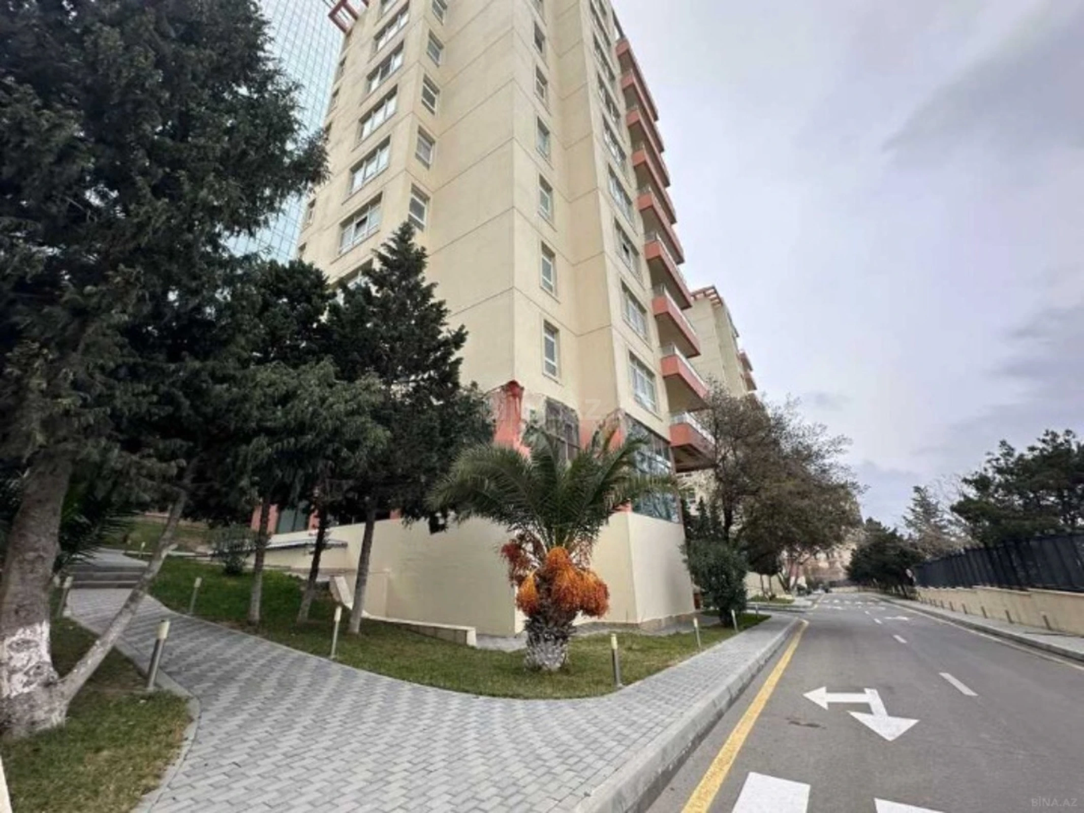 Satılır 4 otaqlı mənzil 213 m²