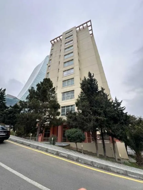 Satılır 4 otaqlı mənzil 213 m²