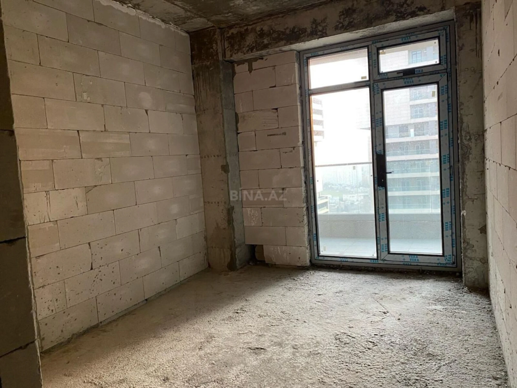 Satılır 4 otaqlı mənzil 186 m²