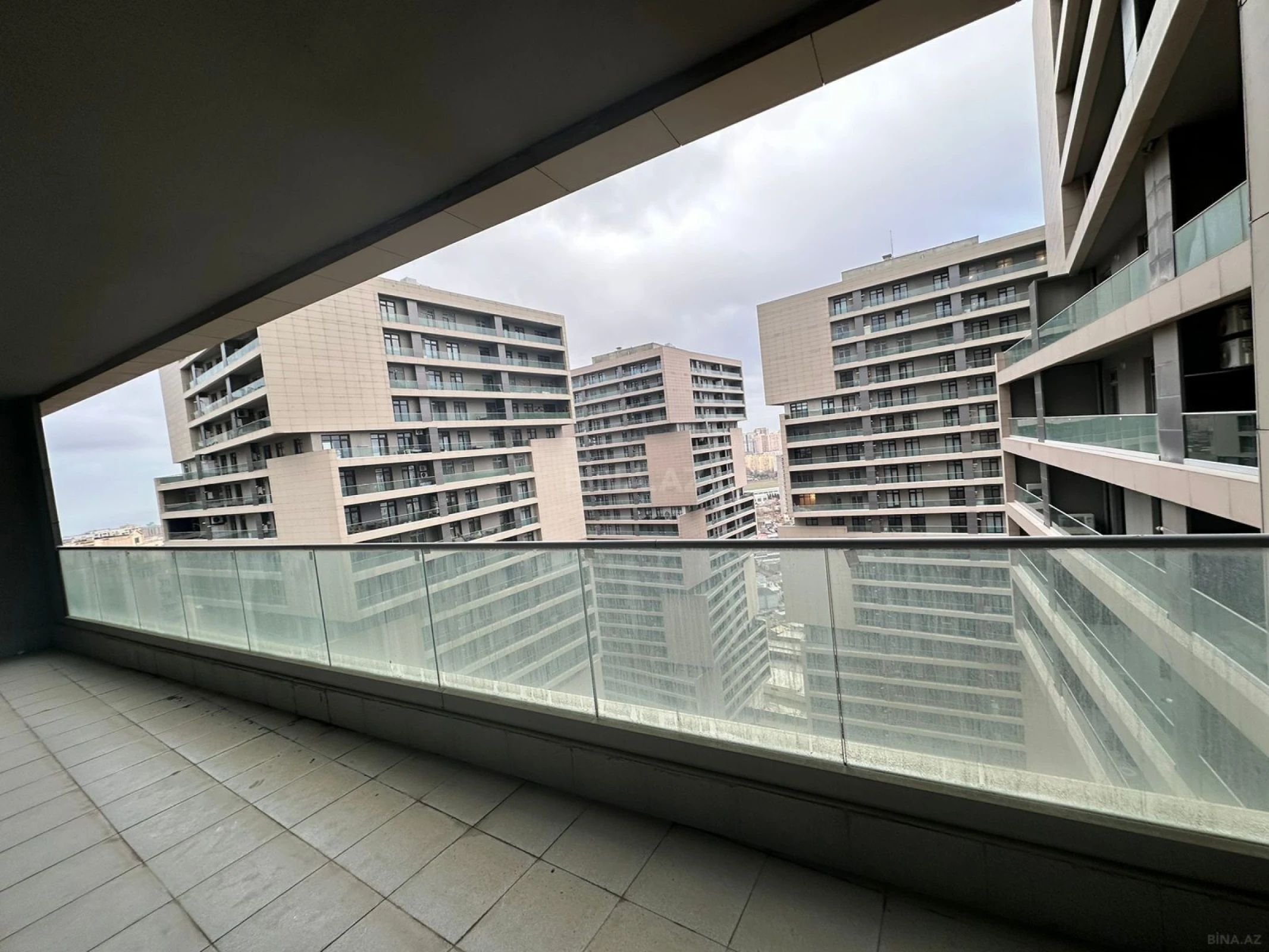 Satılır 4 otaqlı mənzil 186 m²