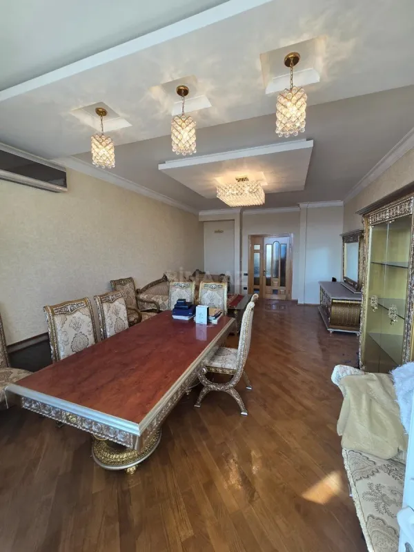 Satılır 3 otaqlı mənzil 143 m²