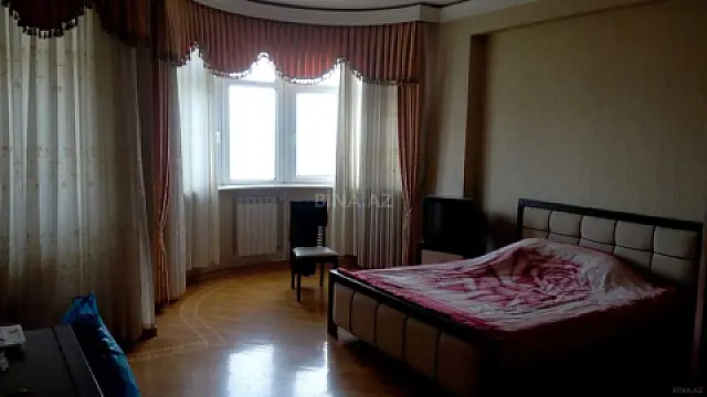 Satılır 5 otaqlı mənzil 210 m²