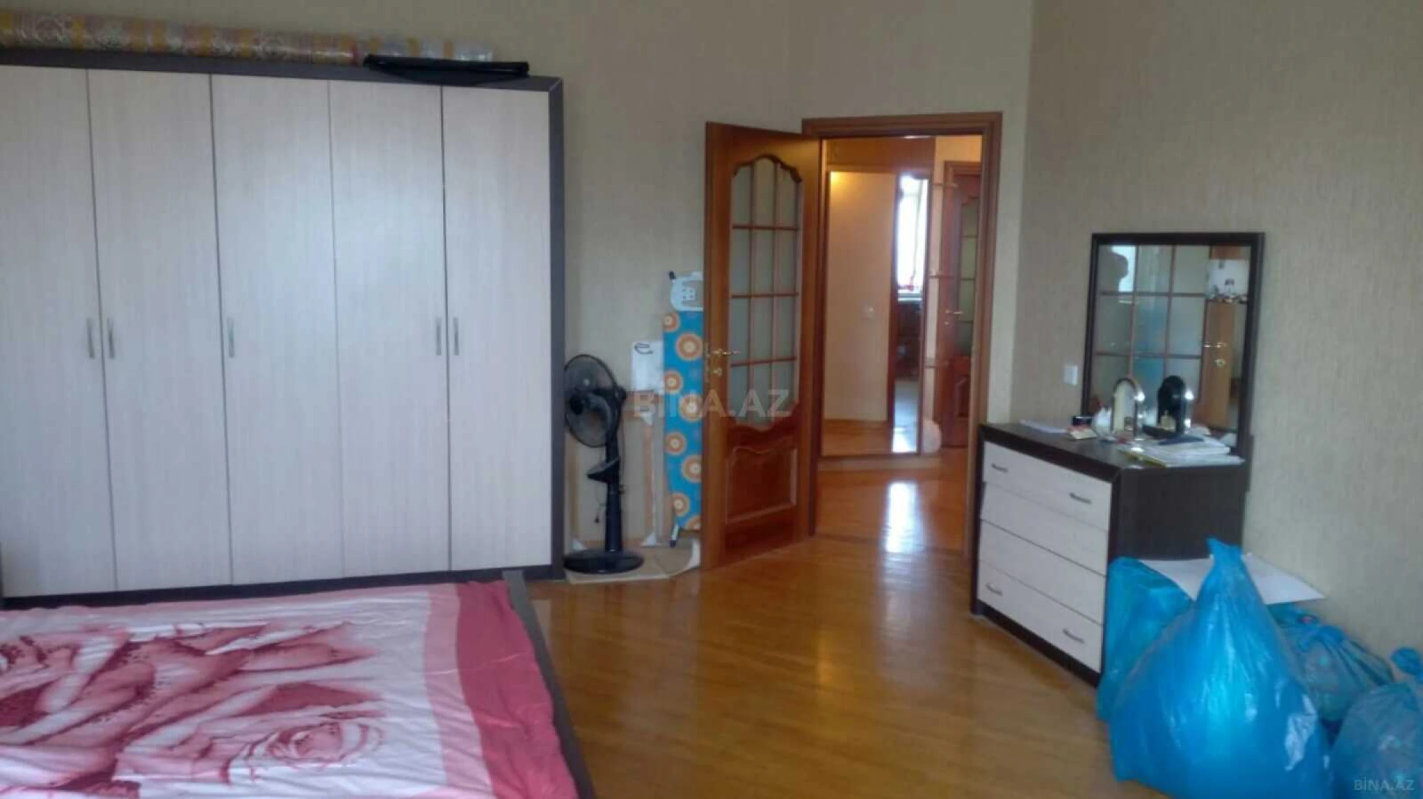 Satılır 5 otaqlı mənzil 210 m²