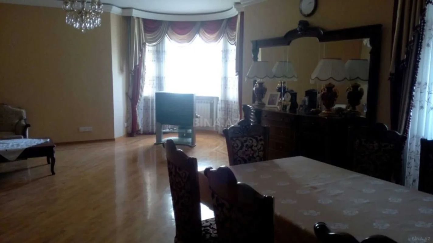 Satılır 5 otaqlı mənzil 210 m²