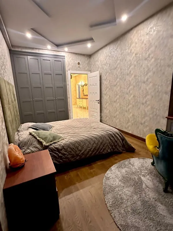 Kirayə verilir 4 otaqlı mənzil 150 m²