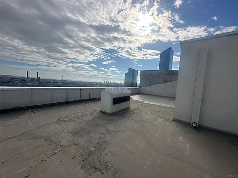 Satılır 5 otaqlı mənzil 700 m²