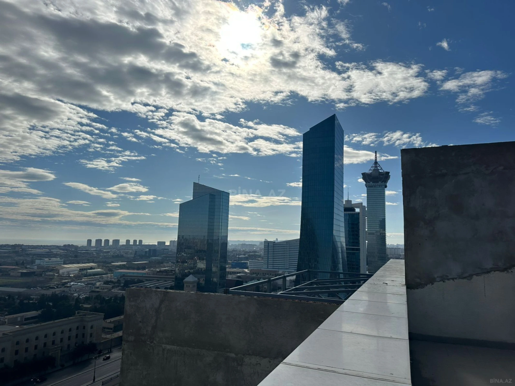 Satılır 5 otaqlı mənzil 700 m²