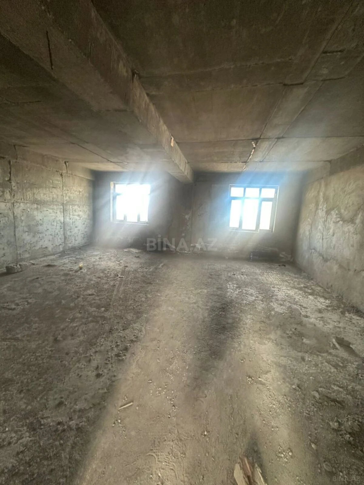 Satılır 5 otaqlı mənzil 700 m²