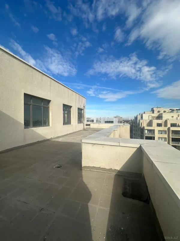 Satılır 5 otaqlı mənzil 700 m²