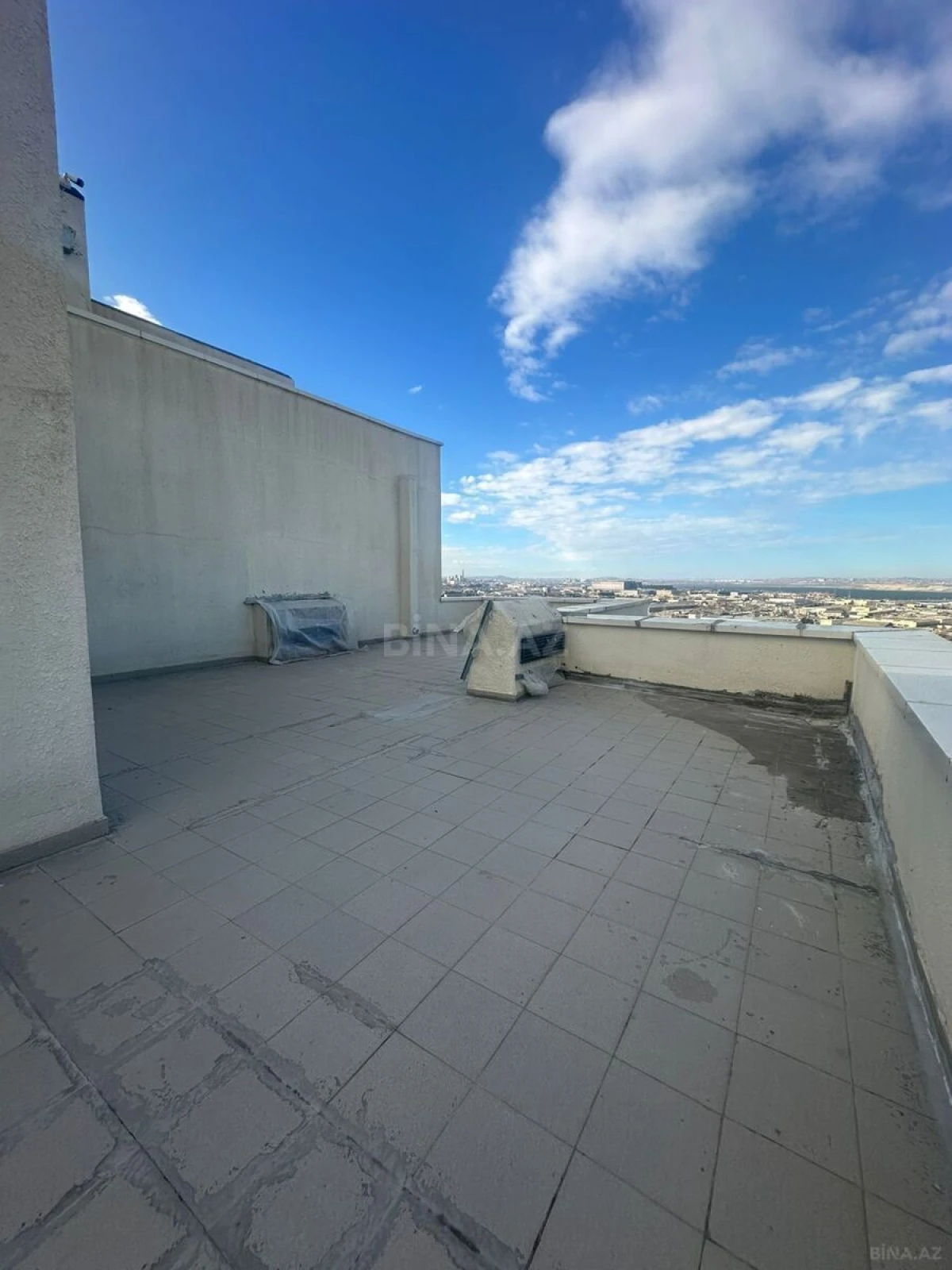 Satılır 5 otaqlı mənzil 700 m²