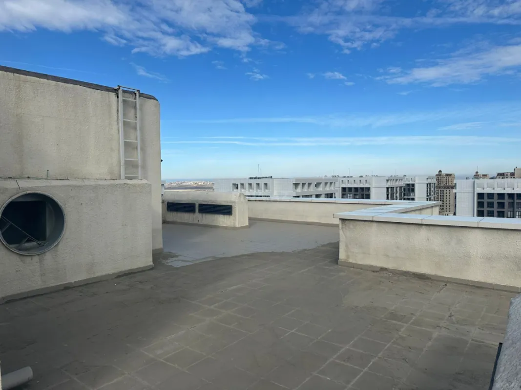 Satılır 5 otaqlı mənzil 700 m²