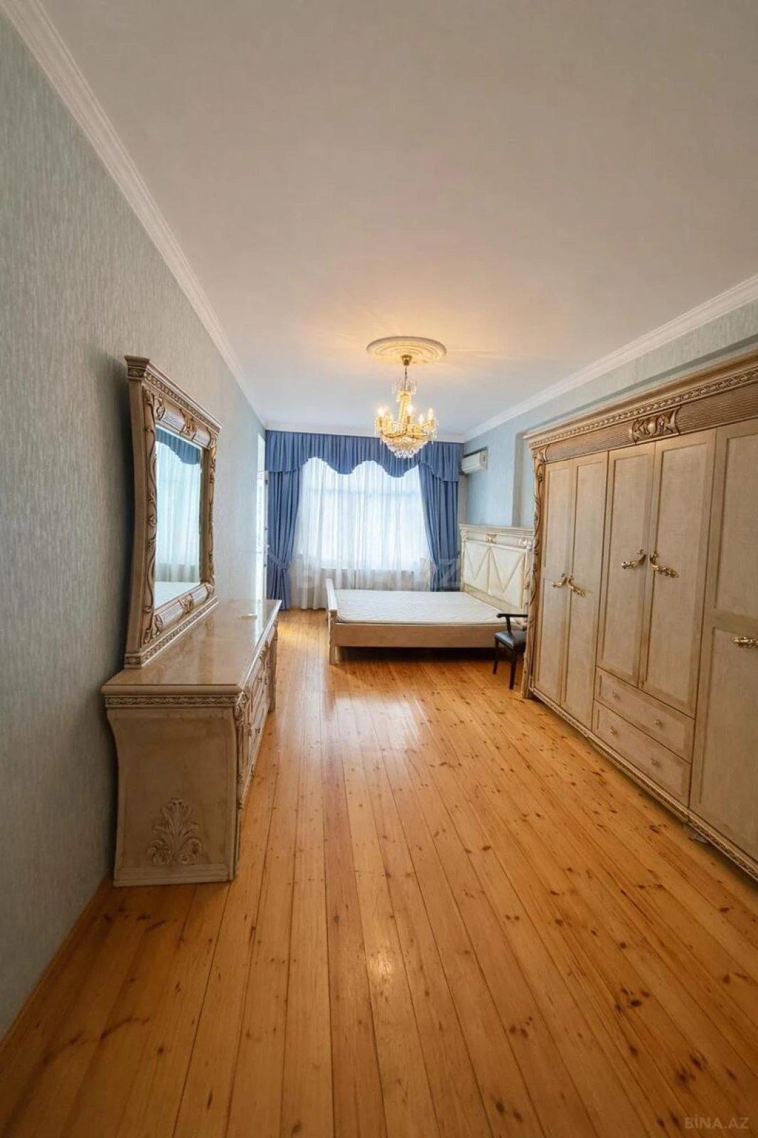 Satılır 3 otaqlı mənzil 135 m²