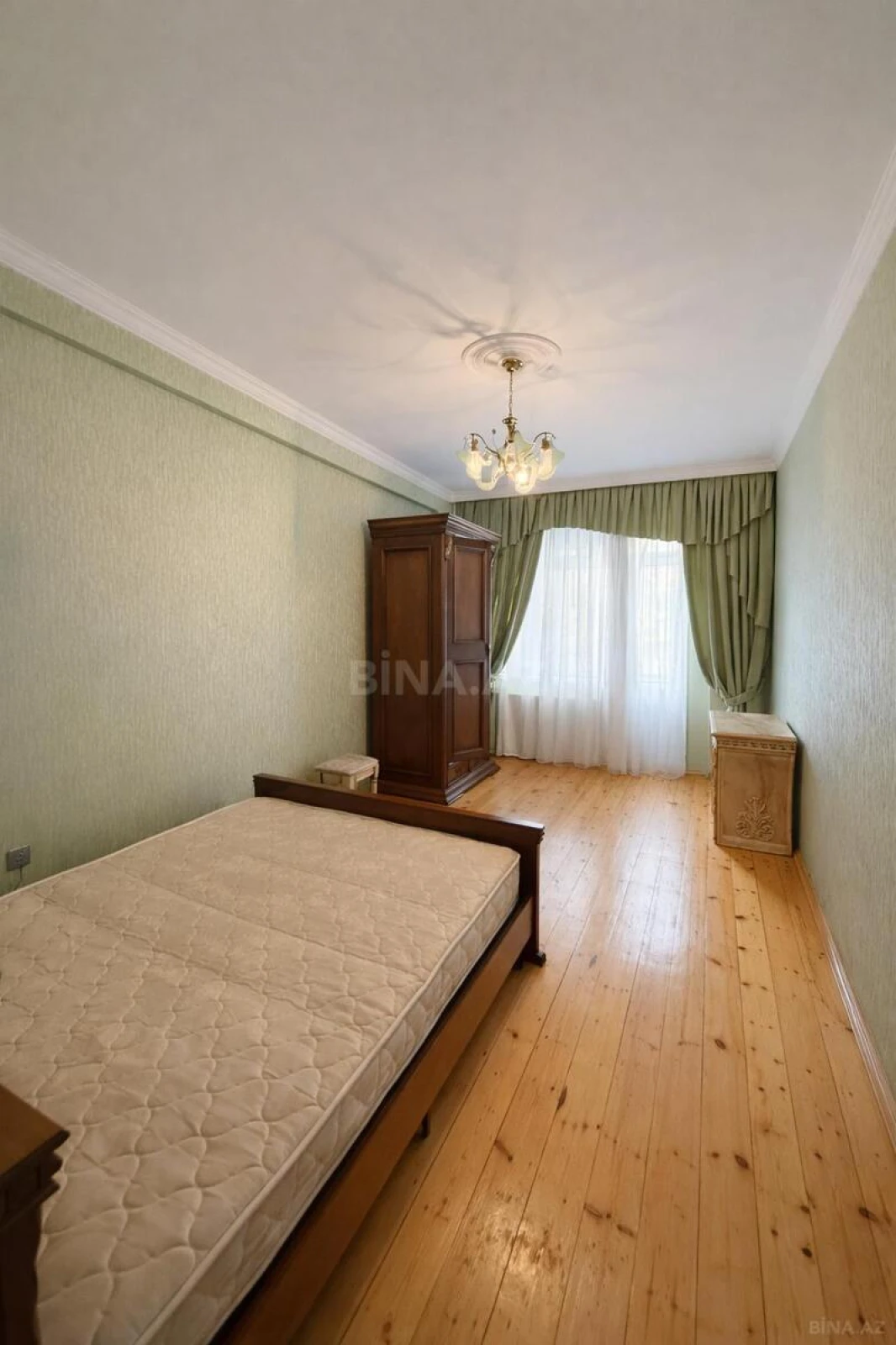 Satılır 3 otaqlı mənzil 135 m²