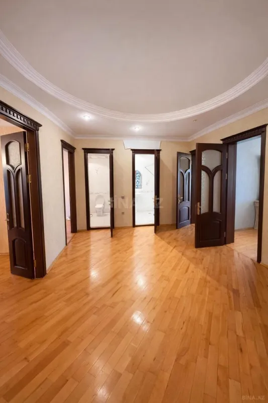 Satılır 3 otaqlı mənzil 135 m²