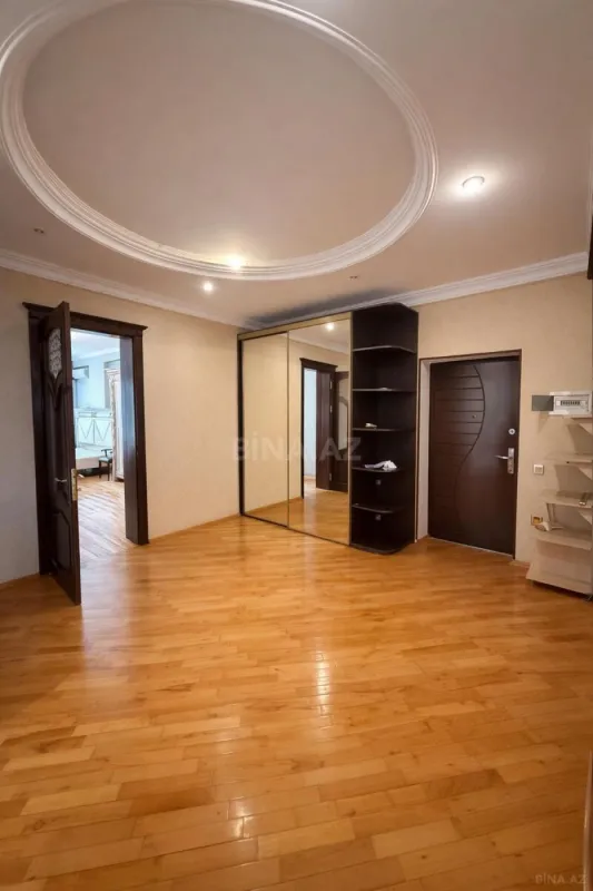 Satılır 3 otaqlı mənzil 135 m²