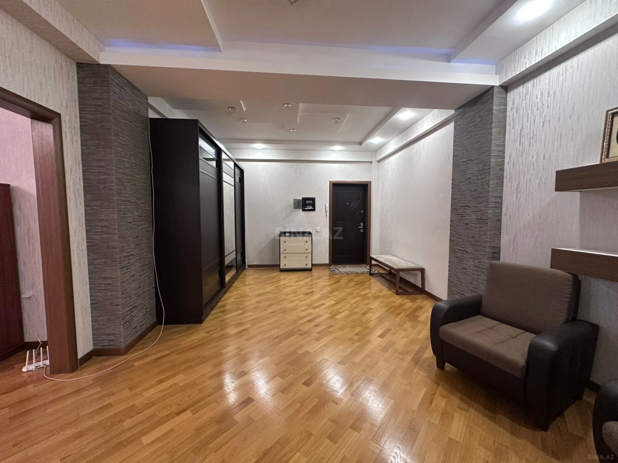 Satılır 3 otaqlı mənzil 160 m²