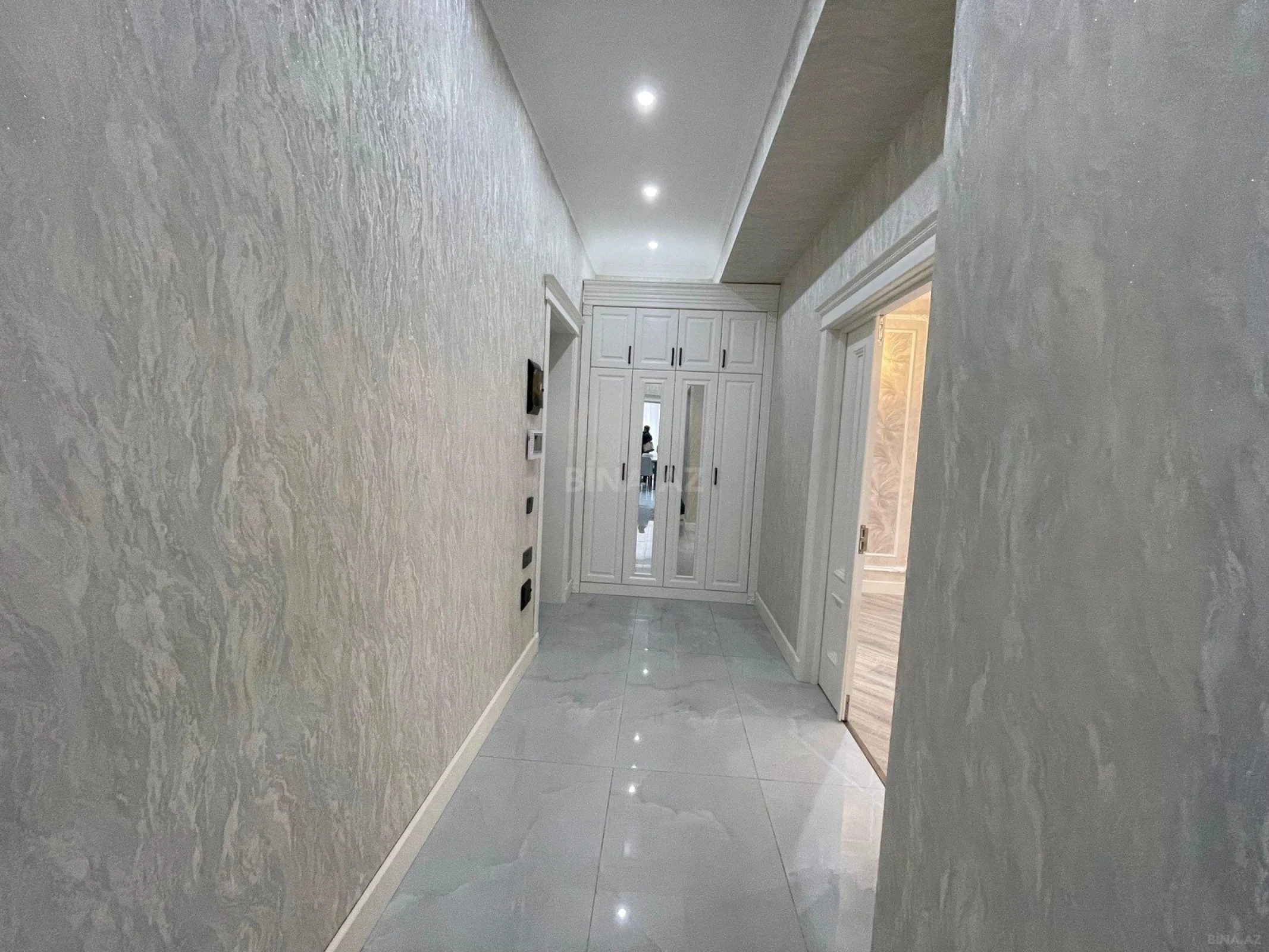 Satılır 3 otaqlı mənzil 130 m²