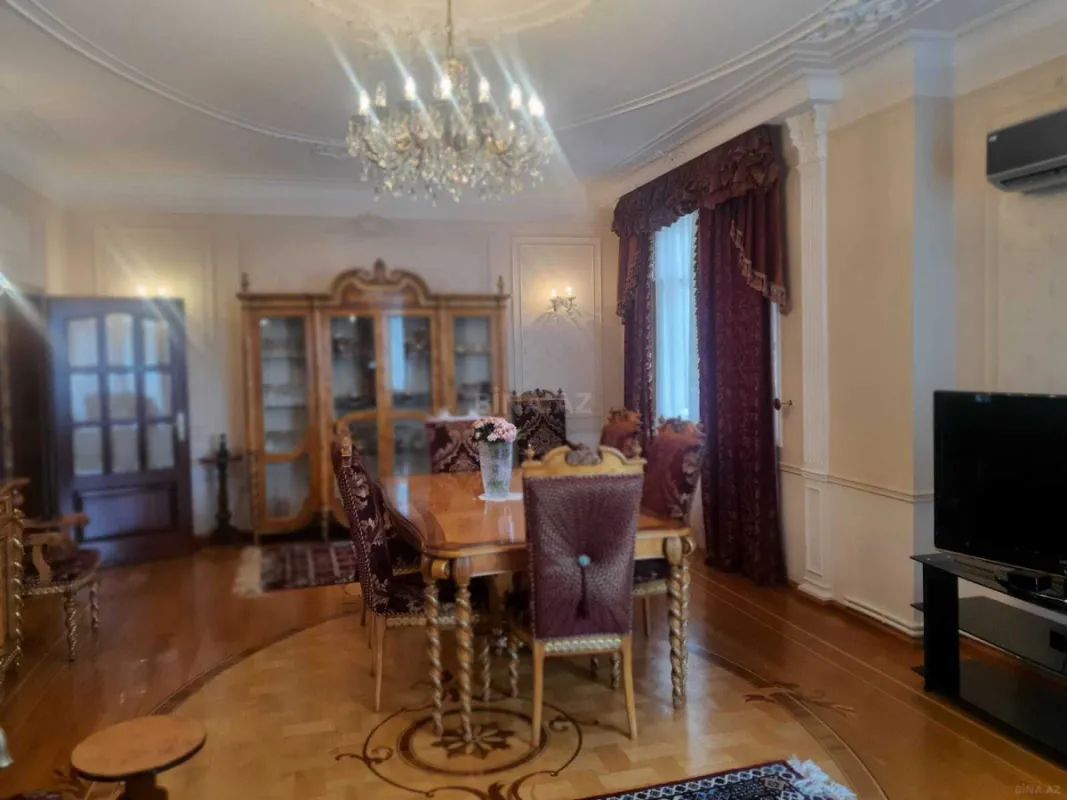 Satılır 6 otaqlı mənzil 250 m²