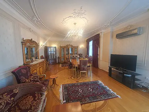 Satılır 6 otaqlı mənzil 250 m²