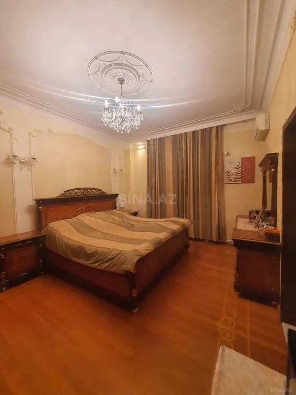 Satılır 6 otaqlı mənzil 250 m²