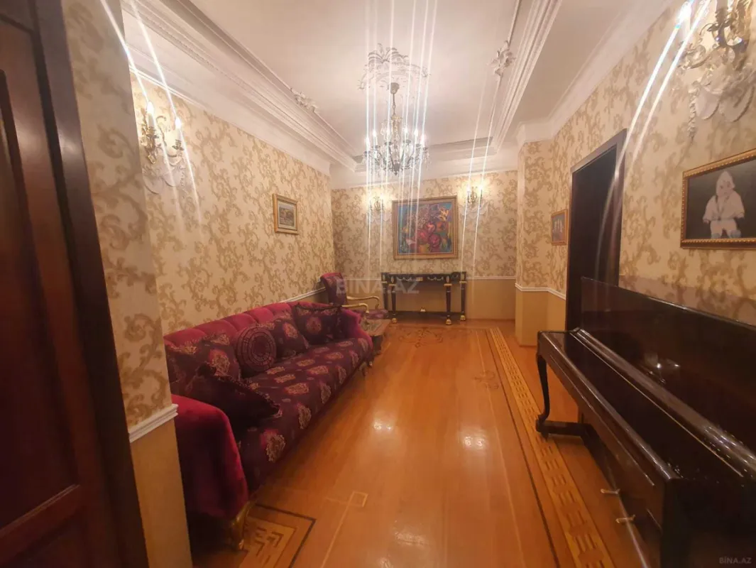 Satılır 6 otaqlı mənzil 250 m²