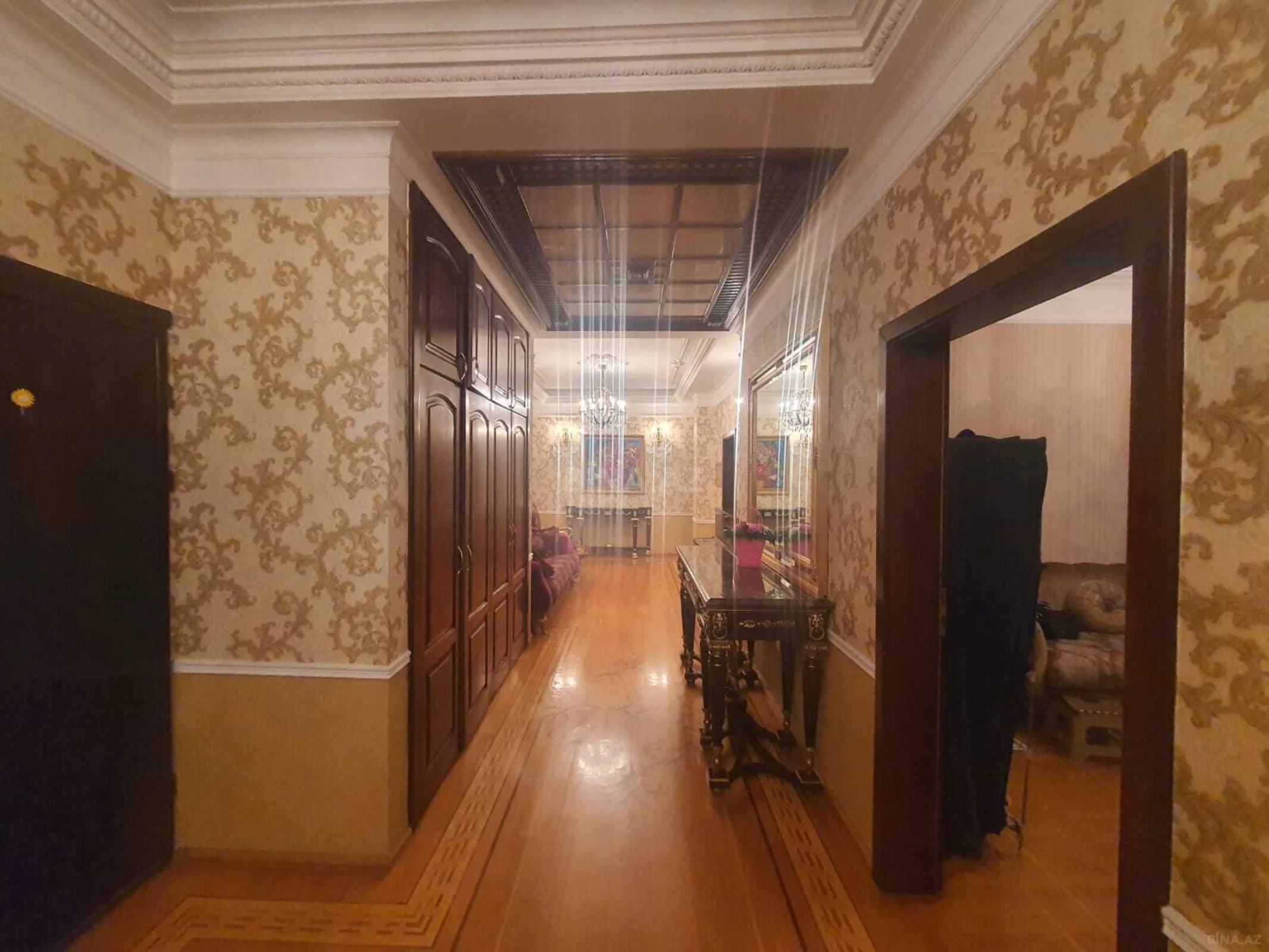 Satılır 6 otaqlı mənzil 250 m²