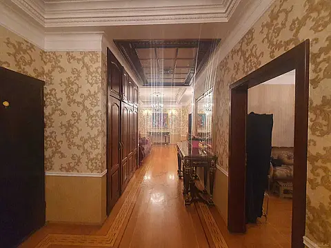 Satılır 6 otaqlı mənzil 250 m²