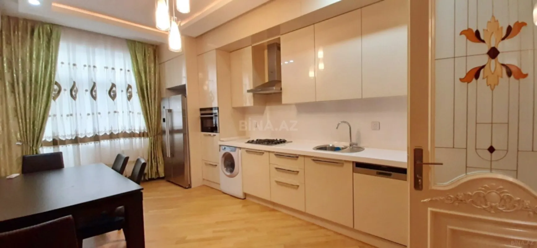 Satılır 3 otaqlı mənzil 180 m²