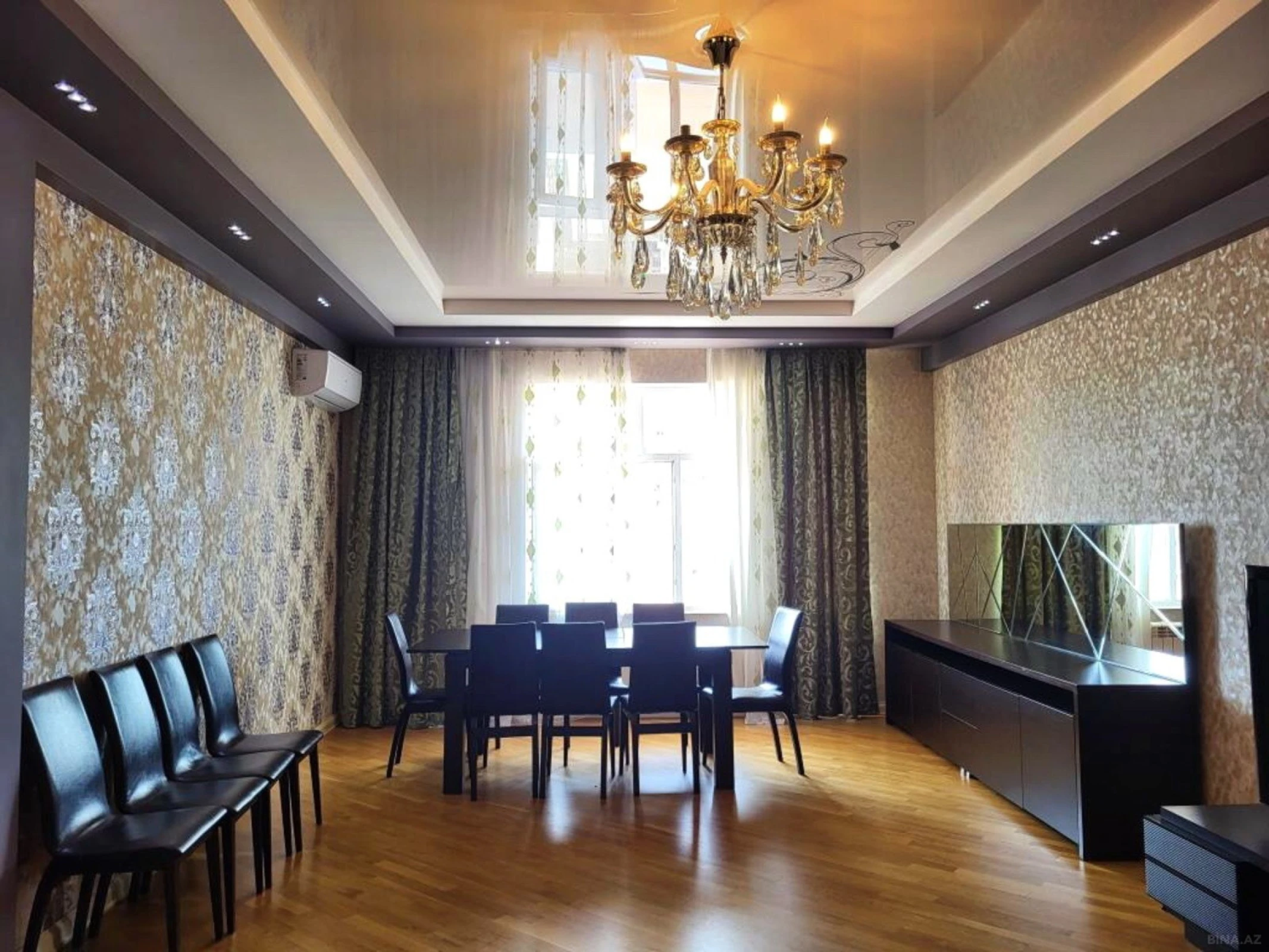 Satılır 3 otaqlı mənzil 180 m²