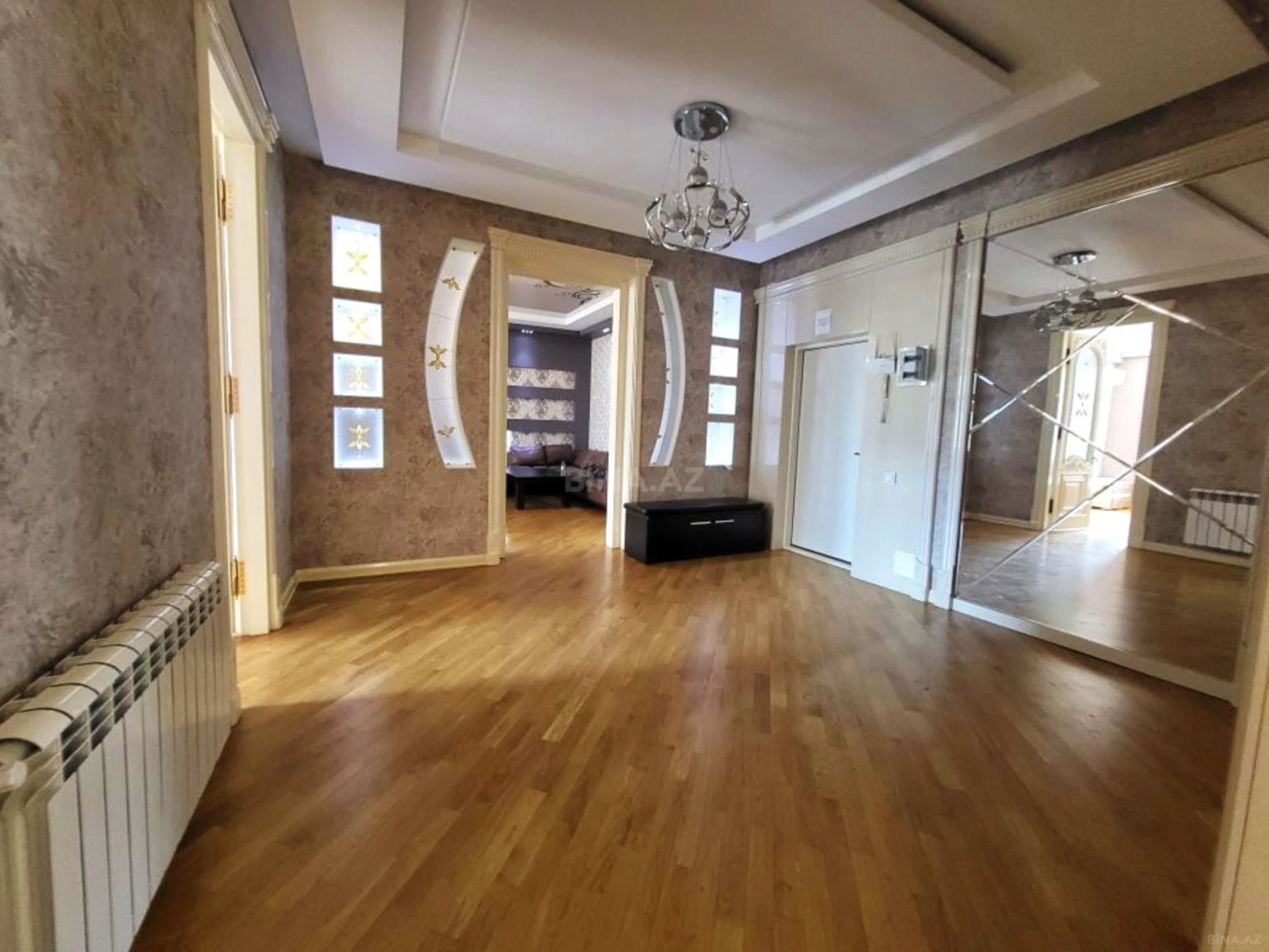 Satılır 3 otaqlı mənzil 180 m²