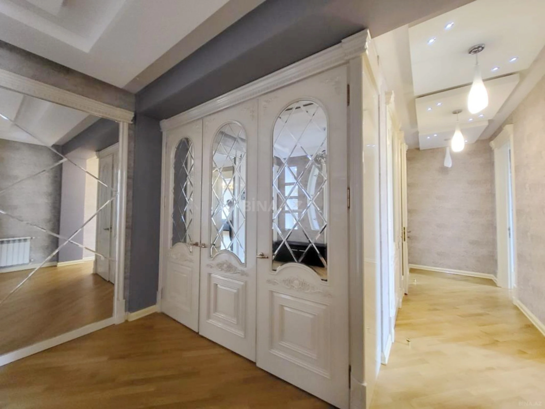 Satılır 3 otaqlı mənzil 180 m²