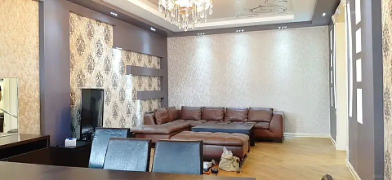 Satılır 3 otaqlı mənzil 180 m²