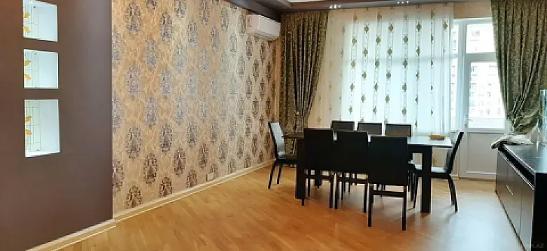 Satılır 3 otaqlı mənzil 180 m²